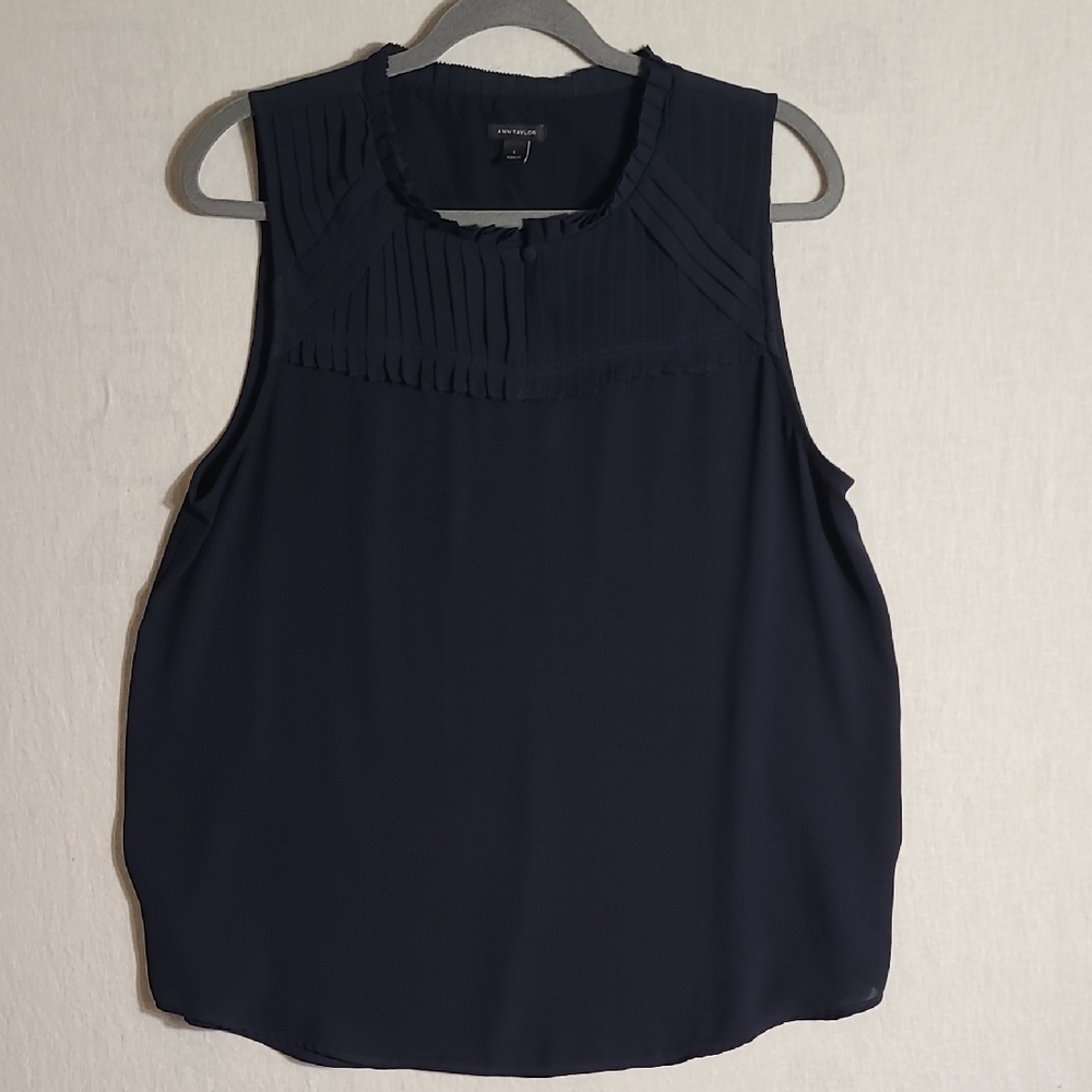Ann Taylor Navy Sleeveless Blouse With Pleated Detail Size Large